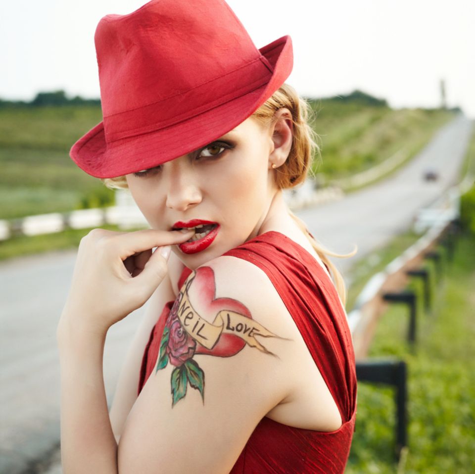 Tattoo-Ideen: Frau mit tätowiertem Herz