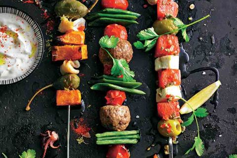 Hack-Tomaten-Bohnen-Spiess zwischen anderen Grillspießen