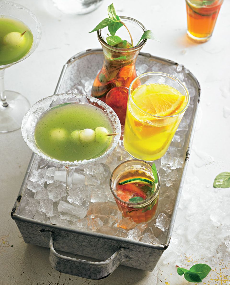 Birnen-Sangria neben anderen Sommer-Cocktails