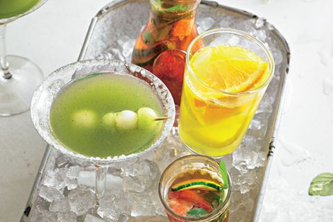 Birnen-Sangria neben anderen Sommer-Cocktails