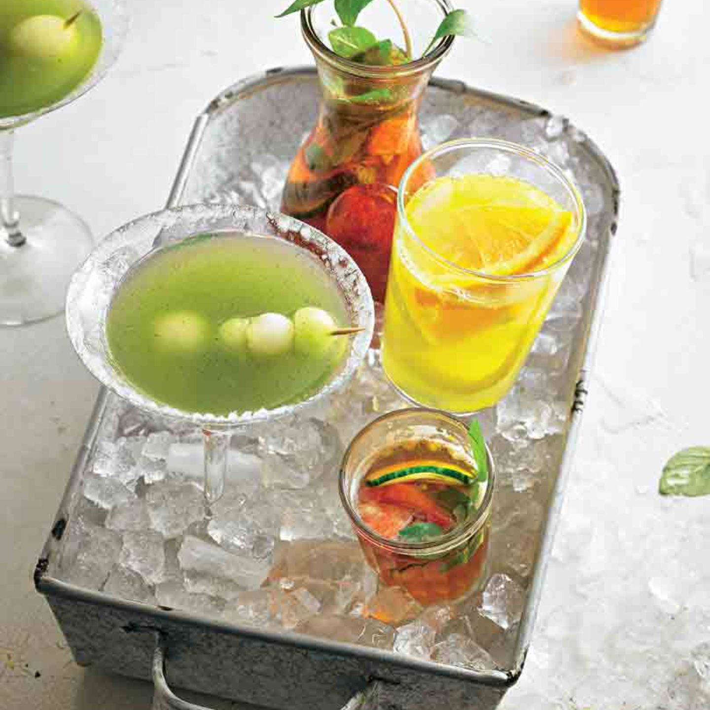 Melonen-Margarita neben anderen Sommer-Cocktails
