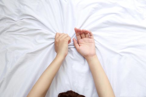 Dreier: Hände im Bett