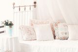 Halt das Schlafzimmer lieber weiß und setze mit Kissen und kleinen Accessoires Akzente