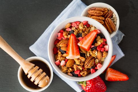 7 Lebensmittel gegen Kopfschmerzen: eine Schüssel mit Müsli und Erdbeeren