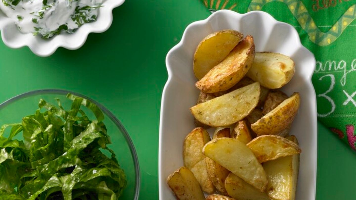 Kräuterquark mit Kartoffel-Wedges | BRIGITTE.de