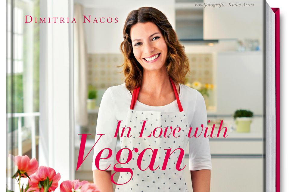 Das Buch "In Love with Vegan" von Dimitria Nacos ist im Juli 2016 im Becker Joest Volk Verlag erschienen. Ihr könnt es unter anderem bei Amazon bestellen. Auf fast 200 Seiten stellt Nacos darin wunderschöne, frische und inspirierende Rezepte aus der veganen Küche vor.