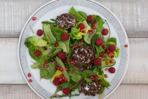 Salat mit Ziegenkäsebällchen und Himbeeren
