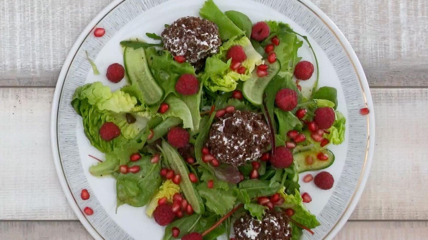 Rezept: Salat mit Ziegenkäsebällchen und Himbeeren | BRIGITTE.de