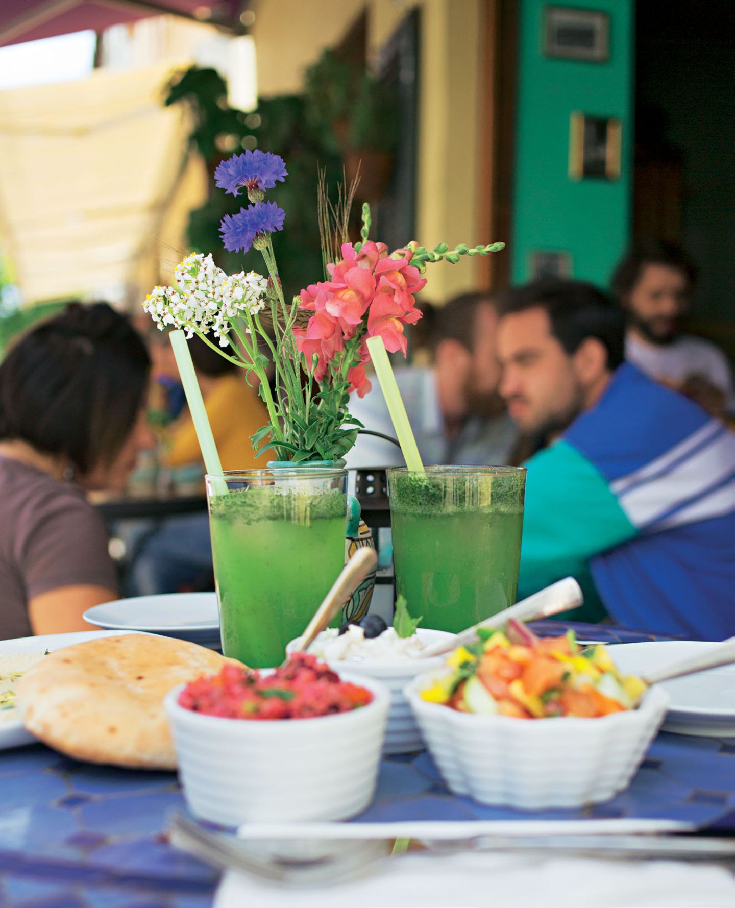 Die sympathischen Betreiber des israelischen Szene-Restaurants werden von Gästen nahezu überrannt. Hausgemachte Limonana (Zitronen-Minz-Limonade) trinken (3,50 Euro), dazu grünes Shakshuka (7,50 Euro) oder gemischte Meze ab ca. 3 Euro (Metzstraße 15, Tel. 44 49 96 33, www.nana-muenchen.de).