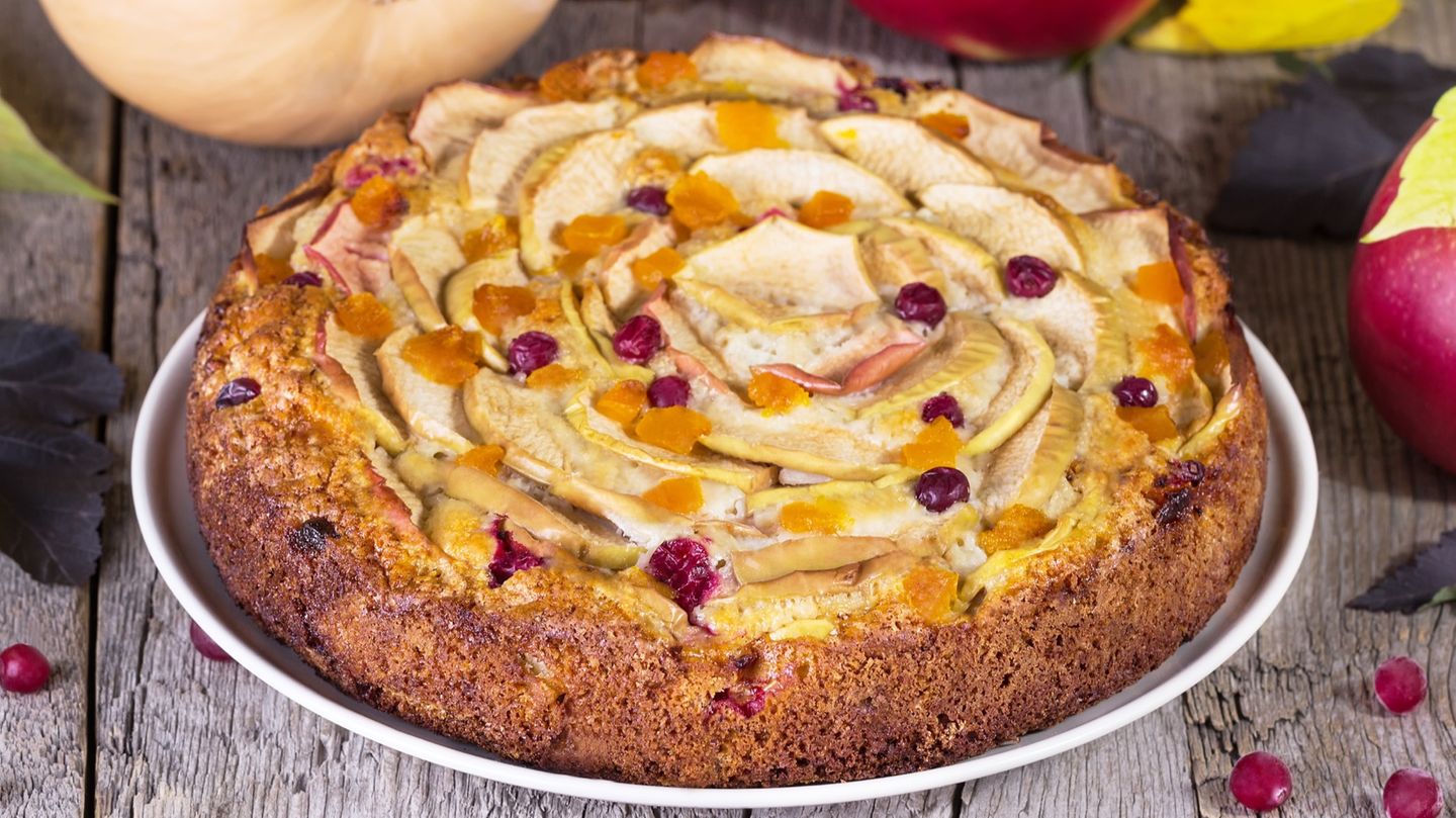 Herbstlicher Kürbis-Apfel-Kuchen mit Gewürz-Streuseln | BRIGITTE.de