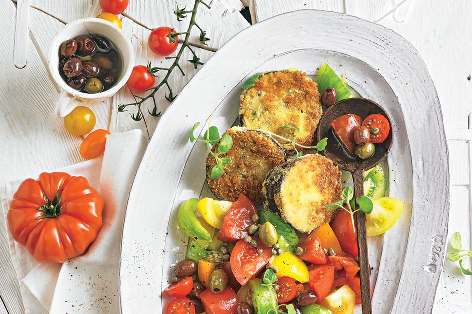 Auberginen-Schnitzel mit Tomaten-Oliven-Salat