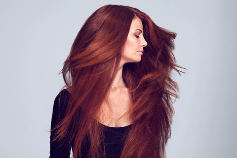Frau mit rot getönten Haaren