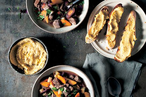 Irish Stew und Hummus-Crostini
