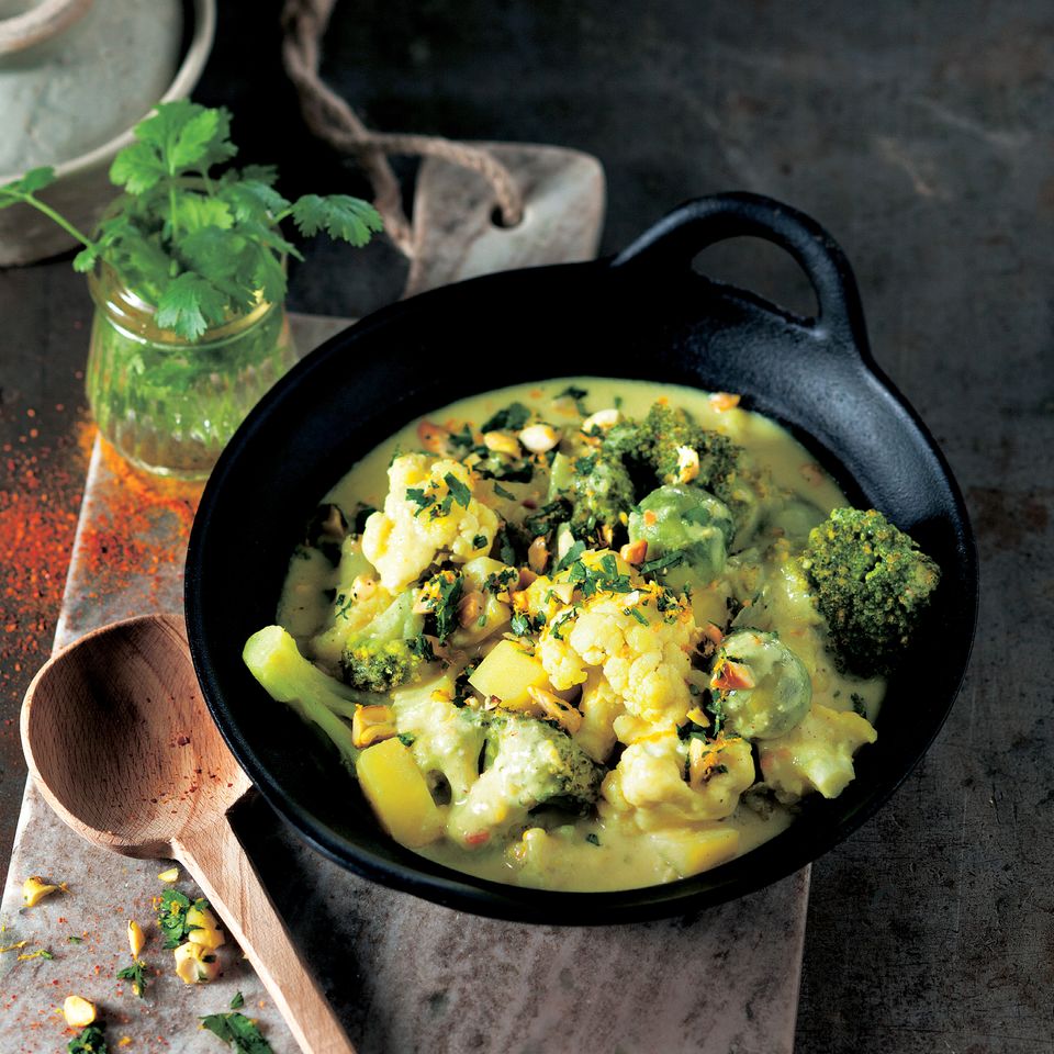 Brokkoli, Rosen- und Blumenkohl, Kartoffeln, Gewürze, Mandeln ... Die indische Küche schöpft bei den Zutaten aus dem Vollen. Statt Kokos nehmen wir aber Mandelmilch - sie ist etwas milder und schön nussig