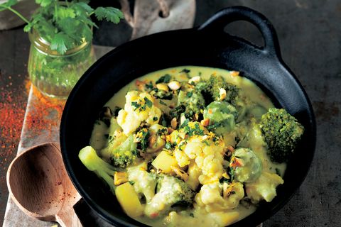 Brokkoli, Rosen- und Blumenkohl, Kartoffeln, Gewürze, Mandeln ... Die indische Küche schöpft bei den Zutaten aus dem Vollen. Statt Kokos nehmen wir aber Mandelmilch - sie ist etwas milder und schön nussig