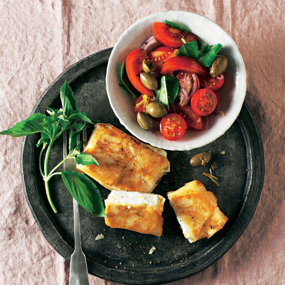 Feta-Päckchen mit Tomatensalat | BRIGITTE.de