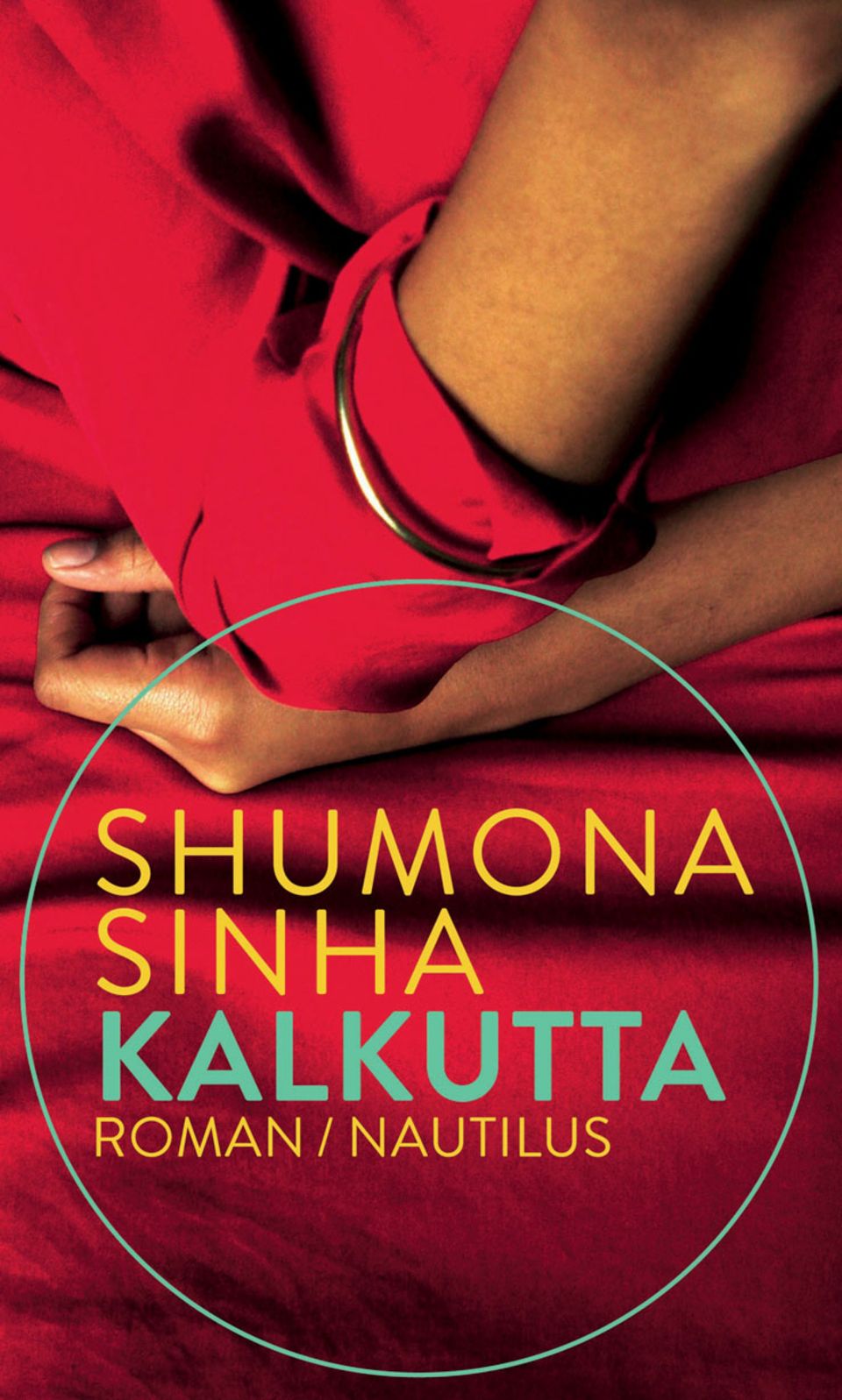 Shumona Sinhas "Erschlagt die Armen" wurde mit dem internationalen Literaturpreis 2016 ausgezeichnet, jetzt legt die indische Autorin nach. In "Kalkutta" kehrt eine Tochter nach dem Tod des Vaters in ihr Elternhaus zurück und streift durch die verlassenen Räume. Eine rote Decke erinnert sie zum Beispiel an die Geborgenheit der Kindheit, aber auch daran, wie ihr Vater eine Pistole darin versteckte. Sinha verknüpft geschickt die Schicksale der Familie mit der politischen Geschichte Westbengalens. Ein Buch, in dem kein Wort zu viel steht, poetisch und doch präzise. (192 S., 20 Euro, Edition Nautilus) Hier könnt ihr das Buch bestellen