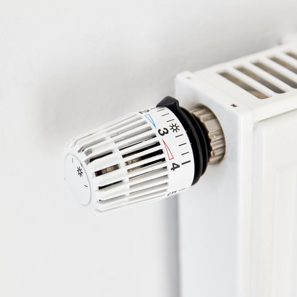 Heizkosten senken: Thermostat einer Heizung