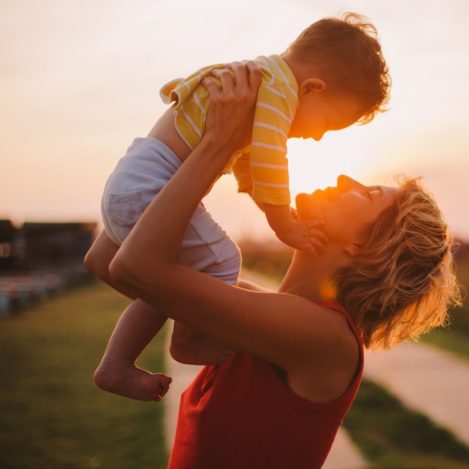 Mom Blogs: Mutter hebt Sohn in die Höhe