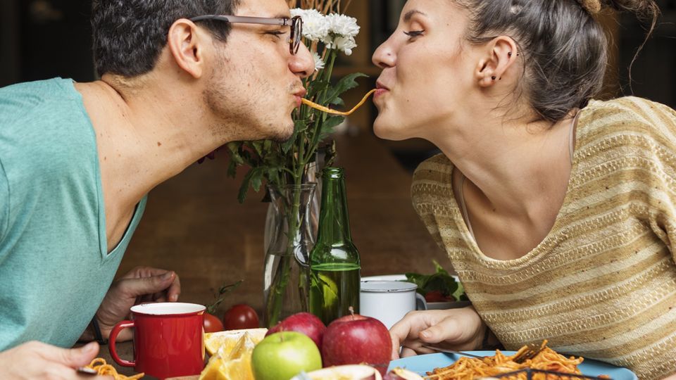 Valentinstag: Paar isst Menü für zwei