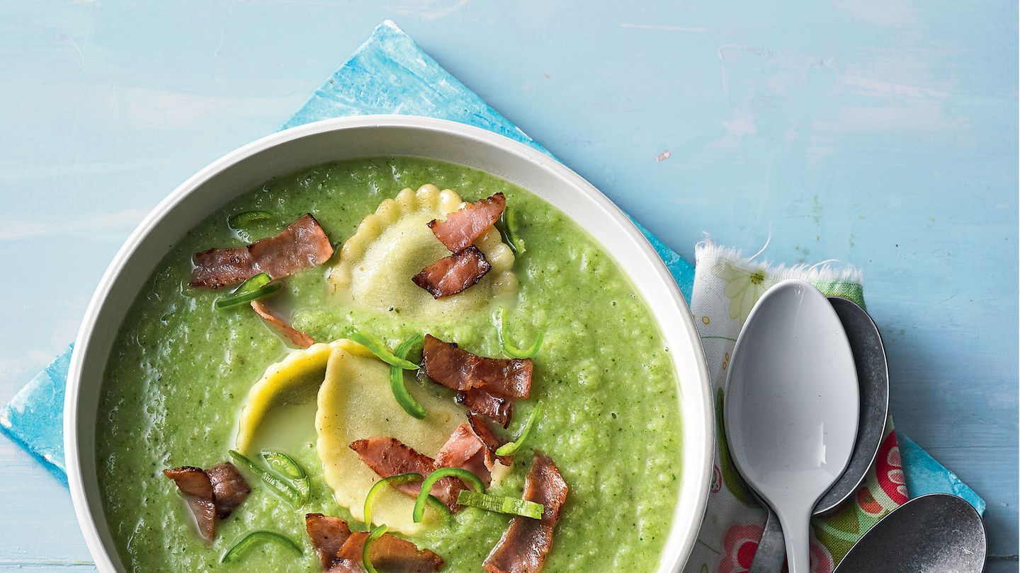 Broccolicremesuppe mit Schinkennudeln | BRIGITTE.de