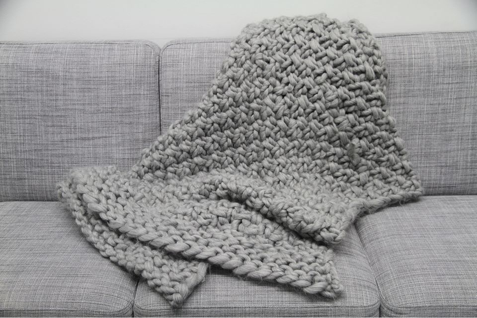 This is how you knit the cozy blanket in a pearl pattern with XXL wool