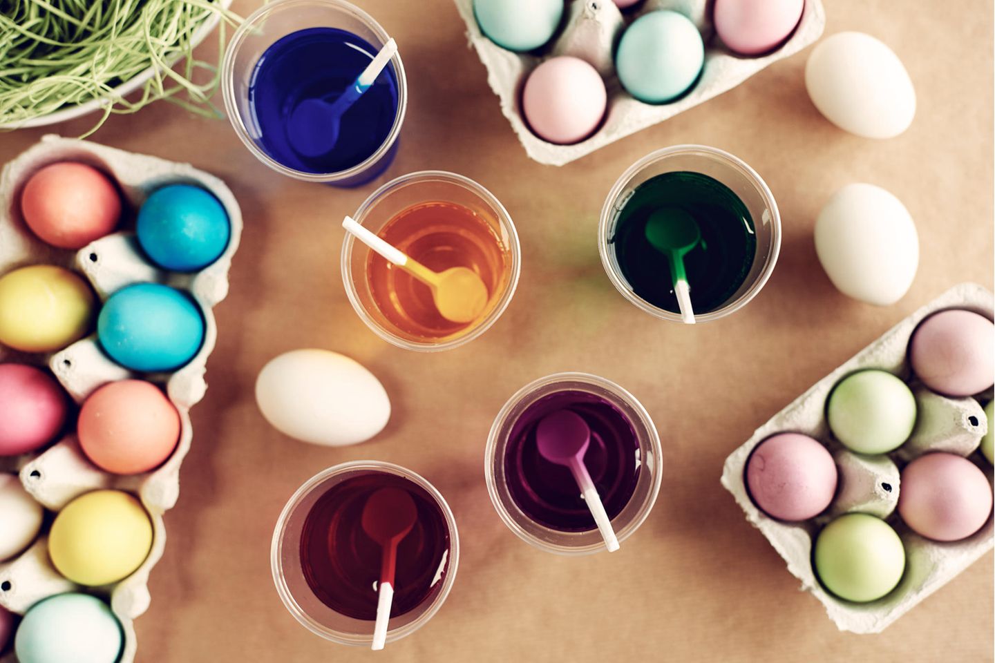 Ostereier färben: Farbbäder und gefärbte Ostereier im Eierkarton