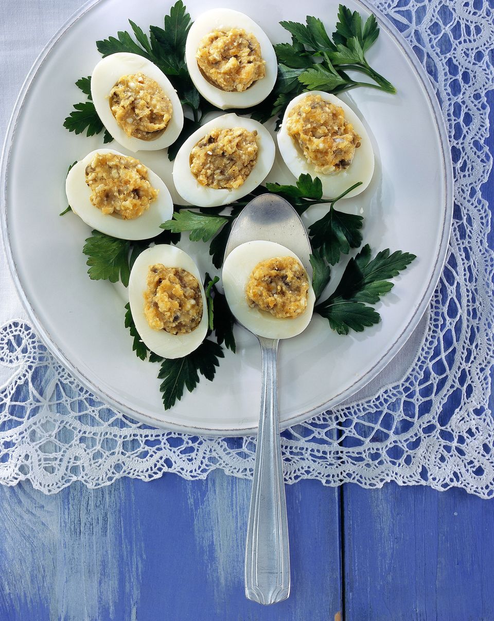 Griechisches Ostermenü mit gefüllten Eiern mit Feta