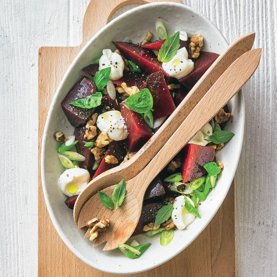 Rote-Bete-Salat mit Walnüssen und Basilikum