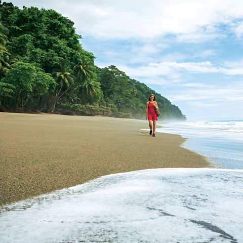 Daniela Stohn am einsamen Strand an der Südspitze von Osa.