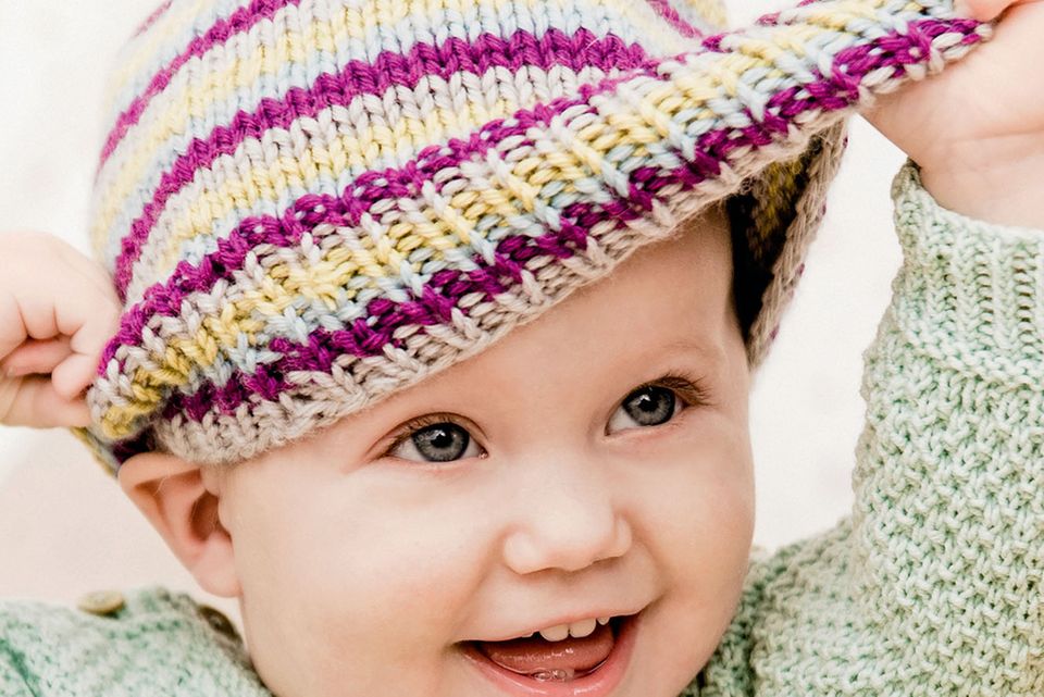 ... machst du? - Rate mal, mein Schatz: Ringelreihen für deinen süßen Kopf. Denn diese Mütze aus Schurwolle und Kaschmir hält dich immer schön warm - und kuschelig ist sie auch noch.  Babymütze mit Pompon stricken - hier geht's zur Anleitung.
