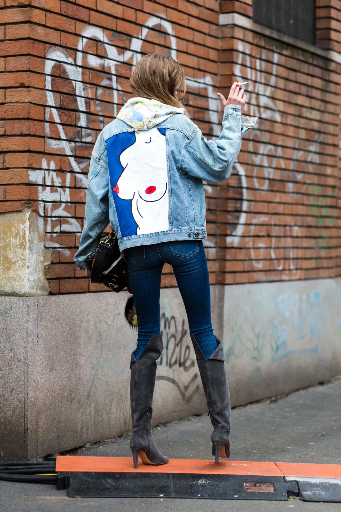 Jeanslooks aus Mailand: Jeansjacke mit Applikationen