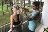 Dieser Mann frisiert jeden Tag die Haare seiner Frau – aus einem romantischen Grund