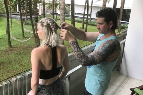 Dieser Mann frisiert jeden Tag die Haare seiner Frau – aus einem romantischen Grund