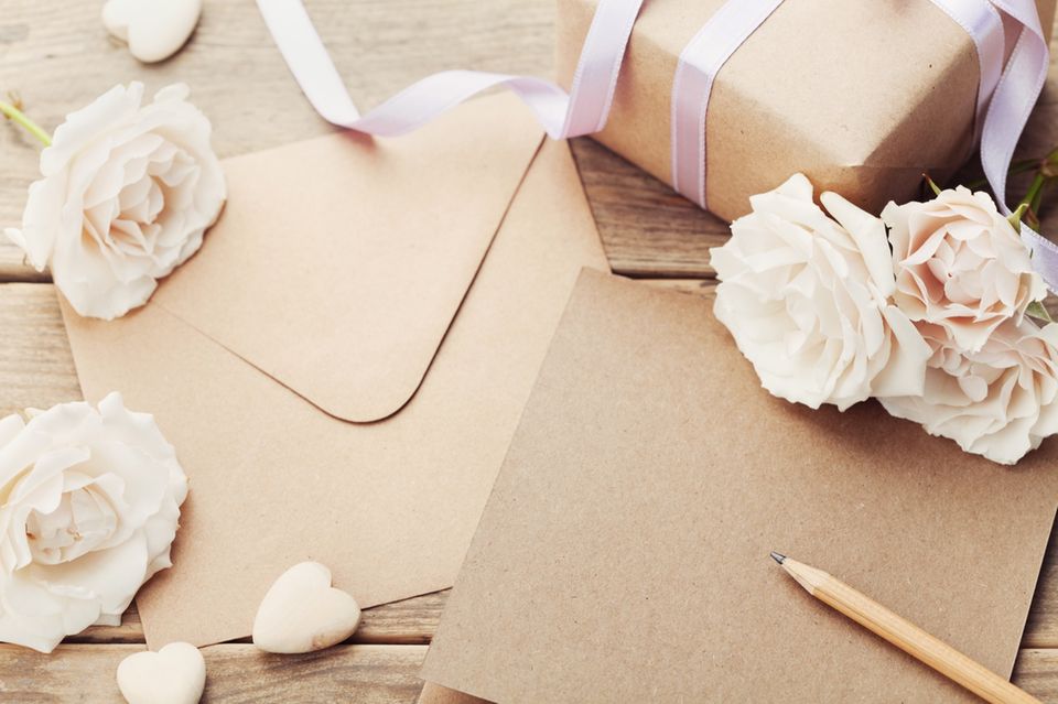 Muttertagsgedichte: Briefpapier mit Blume und Stift