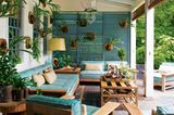 Frühling 2021: Cape-Cod-Style Wuchtige Möbel, verwittertes Holt, Pastellpolster - klassisch amerikanisch. Charmant: die grüne Wanddeko (z.B. über www.flowerbox.de)