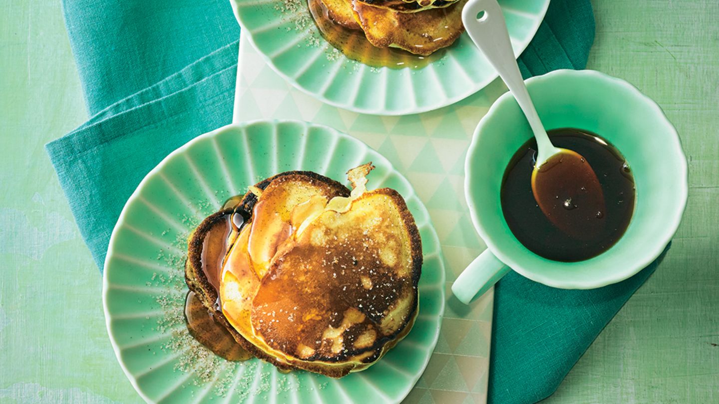 Apfel-Pancakes mit Ahornsirup | BRIGITTE.de