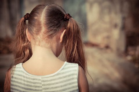 Kindesmisshandlung: Mädchen von hinten