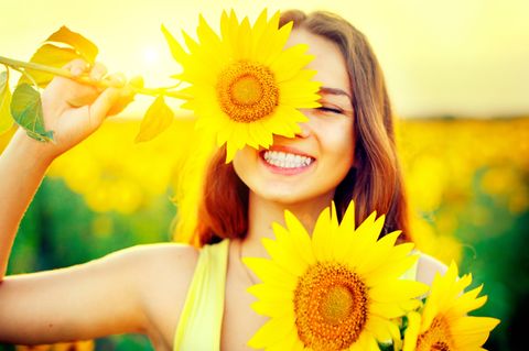 Stefanie stahl erklärt das Sonnenkind: Frau mit Sonnenblume