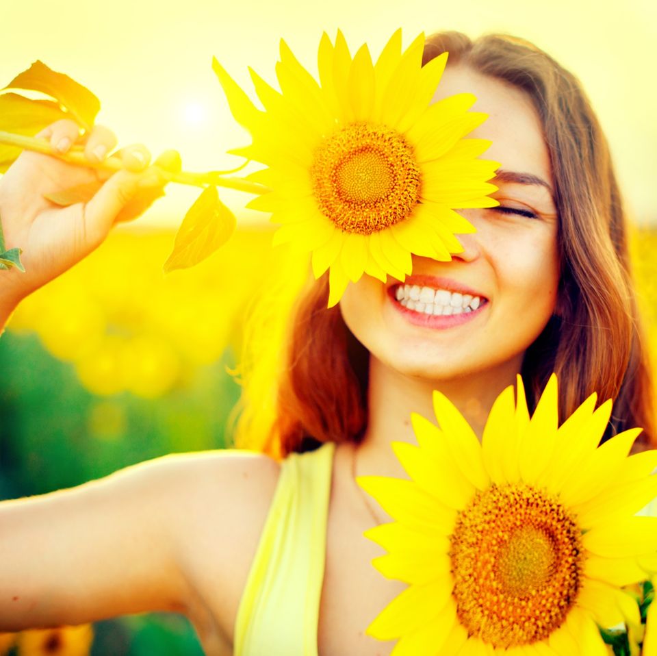 Stefanie stahl erklärt das Sonnenkind: Frau mit Sonnenblume