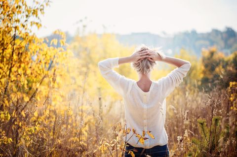 Gedanken loslassen: Frau in der Natur