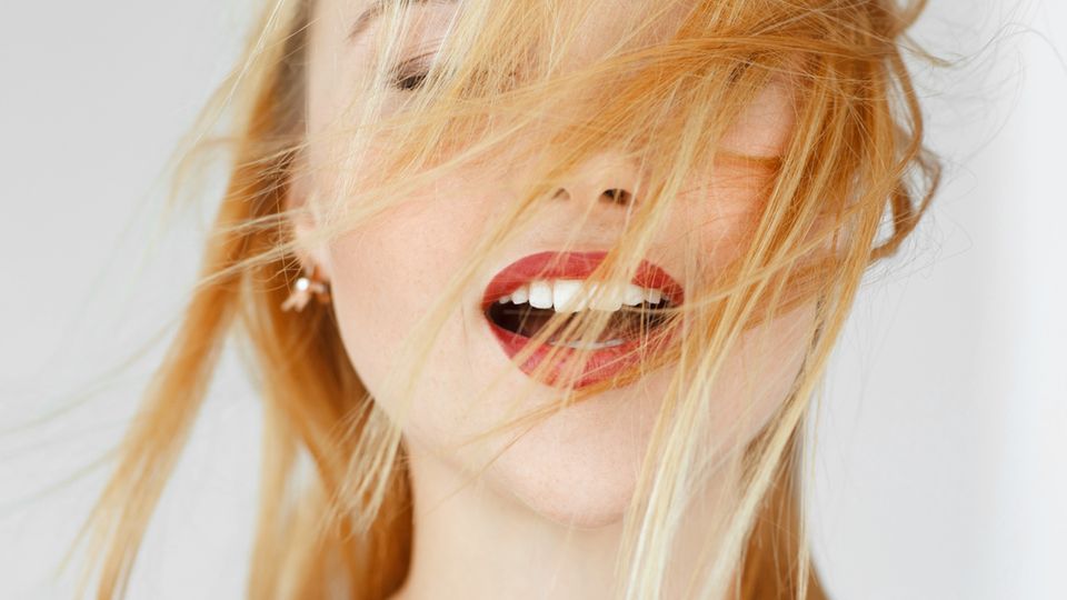Orgasmusfakten: Frau mit offenem Mund