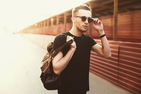 Rauchen und Trinken macht Männer attraktiv: Mann mit Sonnenbrille