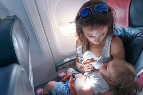 Mama und Baby im Flugzeug