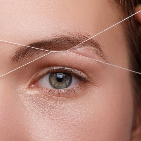 Selber fädeln – so bringst du deine Augenbrauen mit der Fadentechnik in Form