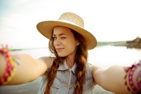 Attraktive Menschen sind beziehungsunfähig: Frau macht Selfie