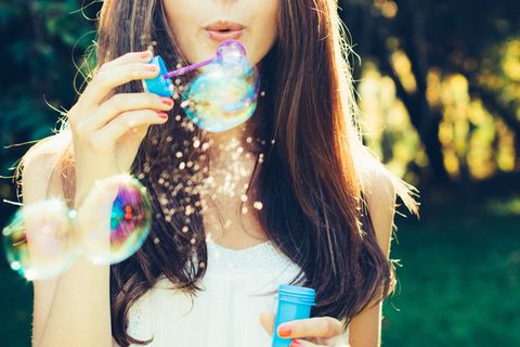 Wer im September geboren wird, ist am glücklichsten: Frau macht Seifenblasen