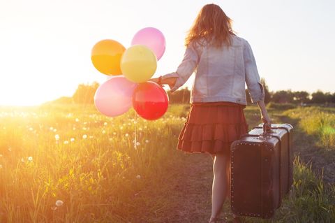 Träume verwirklichen – diese Hürden gibt es: Frau auf Reisen