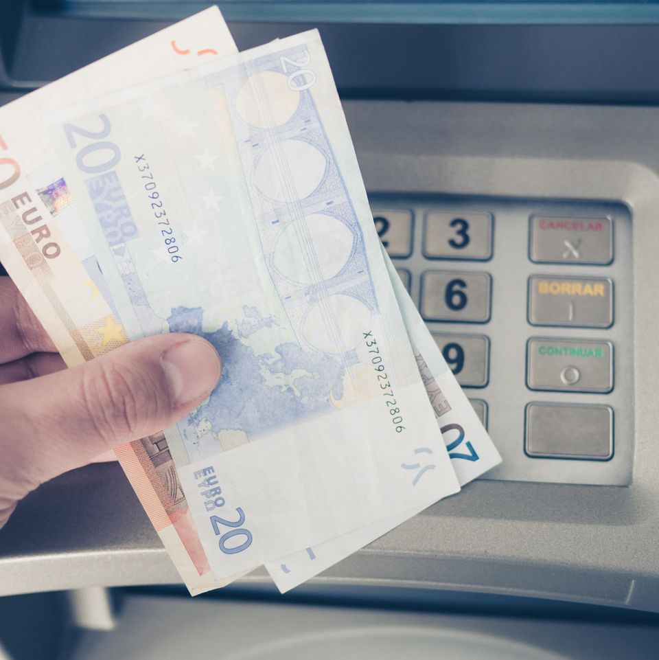 Gebühren-Schock: Sparkassen-Kunden sollen jetzt fürs Geldabheben zahlen!