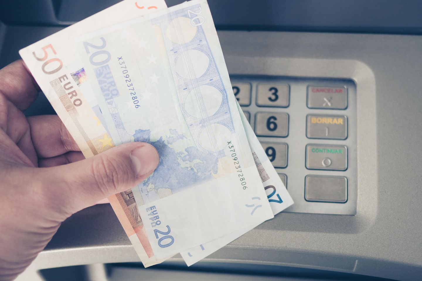 Gebühren-Schock: Sparkassen-Kunden sollen jetzt fürs Geldabheben zahlen!